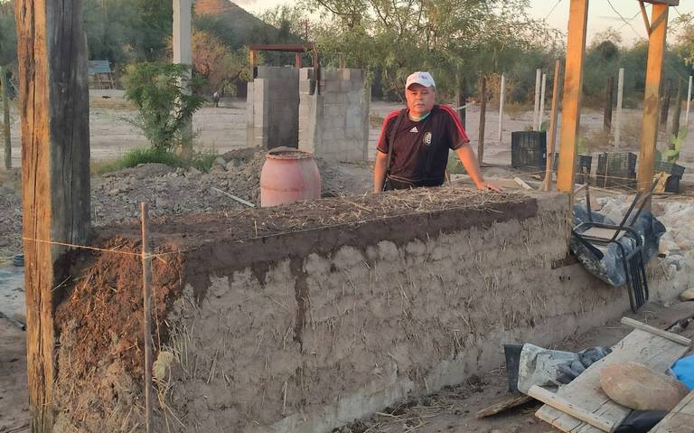 Con tierra, paja y arena, Mario y Eglantina construyen su casa ecológica