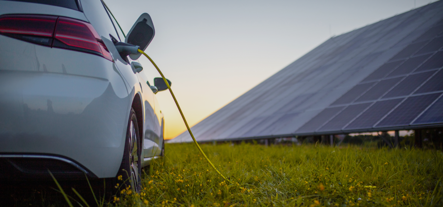 Energías Renovables y Coches Eléctricos: Beneficios, Desafíos y Futuro